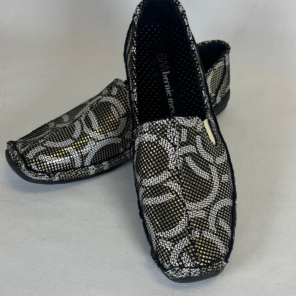 Bernie Mev Pam Black & Gold Metallic Shimmer Loafers Size 38/ US 7